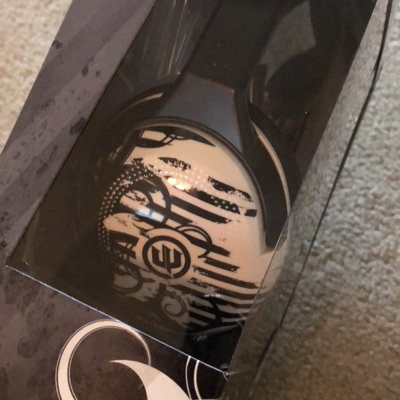 Wicked Reverb Over the Ear Headphones NIB - Picture 4 of 4